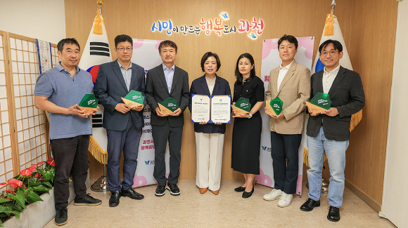 (왼쪽부터) 정지훈 후이즈 대표, 강명진 엑스게이트 상무, 원종훈 가비아 대표, 신계용 과천시장, 박형미 가비아CNS 부사장, 김지욱 KINX 대표, 윤원철 에스피소프트 상무가 기념 촬영하고 있다. [사진=가비아]