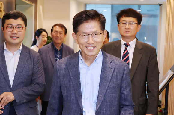 국민의힘 김문수 전 대선 후보가 20일 대선 후 캠프 관계자들과 오찬을 하기 위해 서울 여의도의 한 중식당으로 들어가고 있다. 2025.6.20 [사진=연합뉴스]