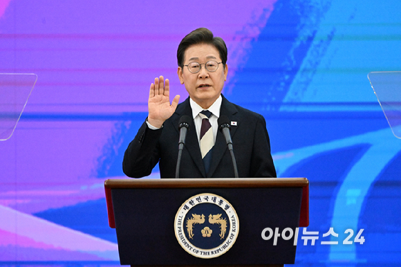 이재명대통령이 4일 오전 국회 로텐더홀에서 열린 제21대 대한민국 대통령 취임 선서를 하고 있다. [사진=국회시잔취재단]