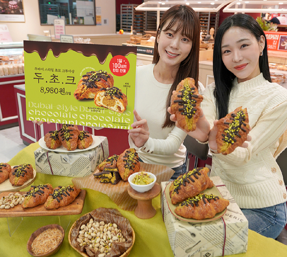 신세계푸드가 두바이 스타일의 풍미를 합리적인 가격으로 즐길 수 있는 가성비 디저트 '두초크(두바이 스타일 초코 크루아상)'를 출시했다. [사진=신세계푸드]