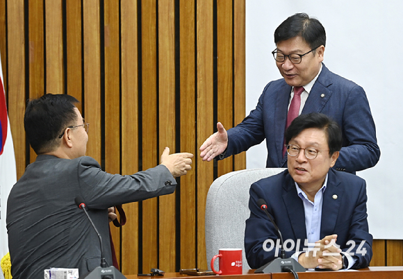 정점식 국민의힘 원내대표가 28일 서울 여의도 국회에서 열린 원내대책회의에 참석하고 있다. [사진=곽영래 기자]