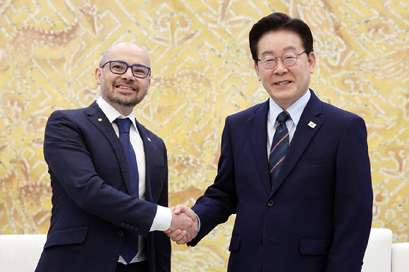 이재명 대통령이 27일 청와대에서 데미스 하사비스 구글 딥마인드 최고경영자(CEO)와 악수하고 있다. 2026.4.27 [사진=연합뉴스]