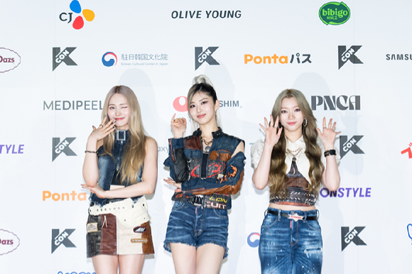 그룹 이슈가 지난 9일 일본 지바현 마쿠하리 멧세에서 개최된 '케이콘 재팬 2025(KCON JAPAN 2025)' 레드카펫 행사에서 포즈를 취하고 있다. [사진=CJ ENM]