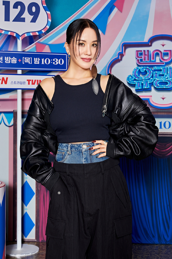 가수 엄정화가 23일 온라인으로 진행된 tvN 예능 '댄스가수 유랑단' 제작발표회에 참석하고 있다. [사진=tvN]