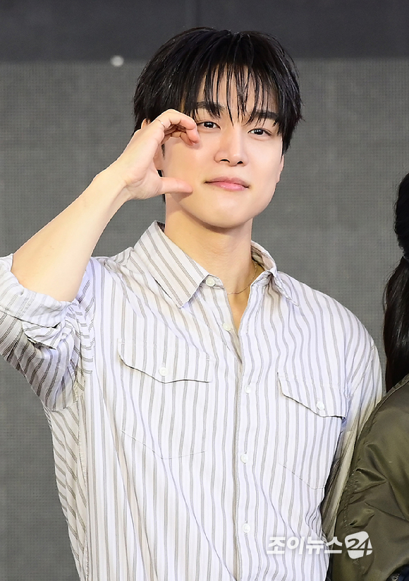 배우 강유석이 8일 부산 해운대구 영화의전당에서 열린 제31회 부산국제영화제 '최종면접' 야외 무대인사를 갖고 있다. [사진=정소희 기자]
