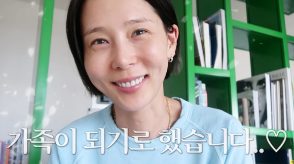 김나영이 공개 열애 중인 마이큐의 전시회를 찾은 인증샷을 공개했다. [사진=김나영 인스타그램]