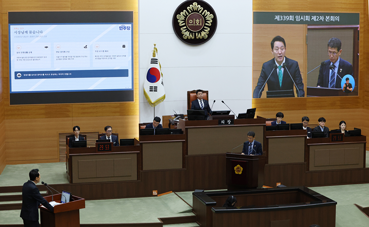 오세훈 서울시장이 27일 서울시의회에서 열린 본회의 시정질문에 참석하고 있다. [사진=연합뉴스]
