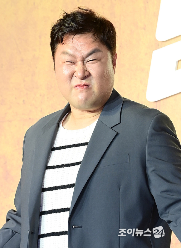배우 윤경호가 15일 오전 서울 중구 장충동 앰배서더 서울 풀만 호텔에서 열린 넷플릭스 영화 '남편들' 제작보고회에 참석하고 있다. [사진=정소희 기자]