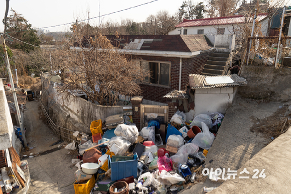 이주율 90%로 철거를 앞둔 서울 성북구 정릉골 재개발 현장에 쓰레기가 잔뜩 쌓여있다. [사진=김민지 기자]