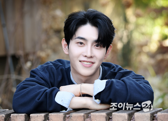 '불타는 트롯맨'에서 최종 10위를 기록하며 대중들에 눈도장을 찍은 가수 박현호가 14일 서울 마포구 상수동에서 진행된 조이뉴스24와의 인터뷰에 앞서 포즈를 취하고 있다. [사진=정소희 기자]