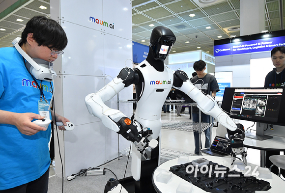 22일 서울 강남구 코엑스에서 열린 2026 월드IT쇼에서 마음AI 부스에서 시연을 하고 있다. [사진=곽영래 기자]