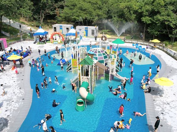 지난해 개장한 관악산공원 어린이 물놀이장 전경. [사진=관악구]