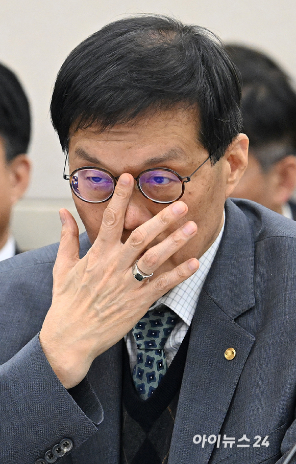 이창용 한국은행 총재가 29일 국회 기획재정위원회에서 열린 한국은행&middot;국세청&middot;관세청 등에 대한 종합감사에서 의원 질의를 듣고 있다. [사진=곽영래 기자]