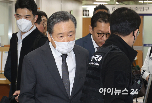 허영인 상미당홀딩스 회장이 29일 오전 서울 서초구 서울중앙지방법원에서 열린 노동조합및노동관계조정법위반 등 혐의 재판에 출석하고 있다. [사진=곽영래 기자]