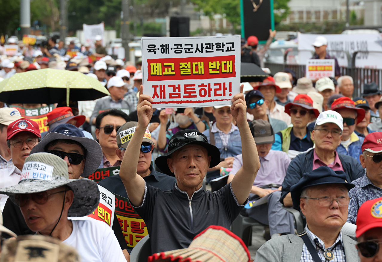 강신철 국방부 장관 후보자가 16일 서울 여의도 국회 국방위원회에서 열린 인사청문회에서 질의에 답변하고 있다. [사진=곽영래 기자]