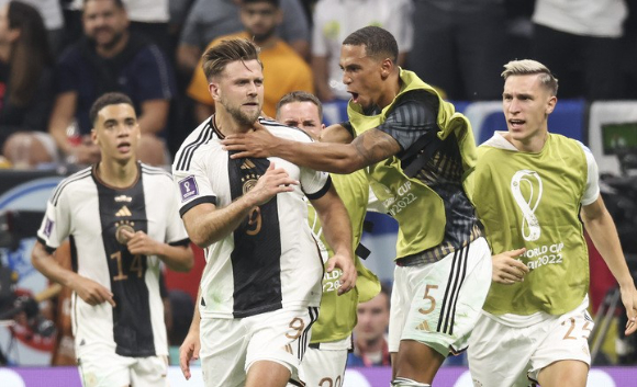 독일 니클라스 퓔크루크가 28일(한국시간) 열린 스페인과 2022 카타르월드컵 E조 조별리그 2차전에서 후반 동점골을 넣은 뒤 팀 동료들과 함께 환호하고 있다. [사진=뉴시스]