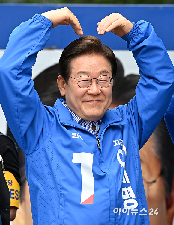 이재명 더불어민주당 대선 후보가 2일 오후 경기도 성남시 야탑역 광장에서 열린 선거유세에서 지지를 호소하고 있다. [사진=곽영래 기자]