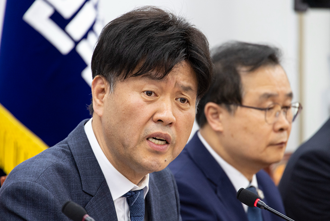 대장동 일당으로부터 금품을 받은 혐의로 법정 구속됐다가 지난해 보석으로 석방된 김용 전 민주연구원 부원장이 13일 국회에서 가진 기자간담회에서 검찰 기소의 부당함에 대해 설명하고 있다. 2026.4.13 [사진=연합뉴스]