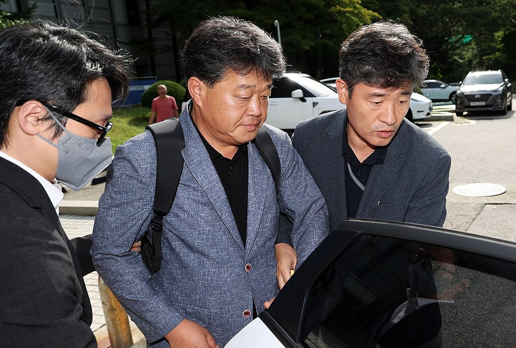 건진법사 전성배씨에게 국민의힘 공천을 청탁한 혐의를 받는 박창욱 경북도의원(당시 후보자)이 작년 9월 15일 서울 중앙지법에서 구속 전 피의자 심문(영장실질심사)을 마치고 법원을 나서고 있다. 2025.9.15 [사진=연합뉴스]