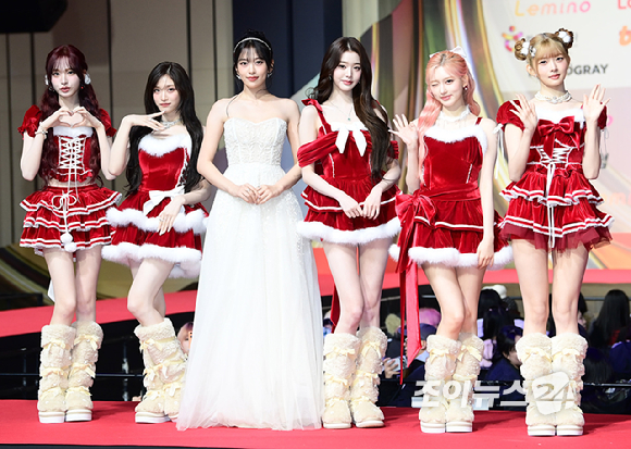 그룹 아이브(IVE)가 25일 오후 인천광역시 중구 운서동 인스파이어 아레나에서 열린 '2025 SBS 가요대전' 레드카펫 행사에 참석하고 있다.&nbsp;