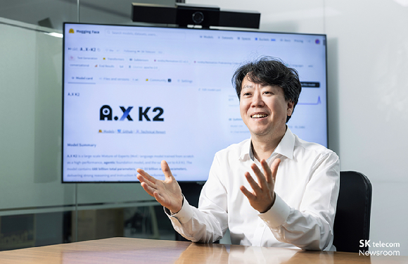 김태윤 SK텔레콤 파운데이션모델 담당(부사장)이 인터뷰를 진행하고 있는 모습. [사진=SKT]