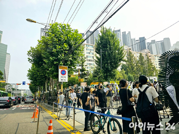 지난 20일 오후 한 초등학교 교사가 극단적인 선택을 한 해당 초등학교 정문 인근에 추모 행렬이 이어지고 있다. [사진=아이뉴스24 포토DB]