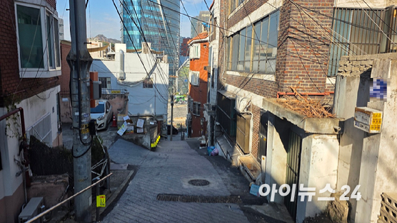 서울 중구 중림동 398번지 일대 재개발 현장 내 골목. 2025.12.04 [사진=이수현 기자]