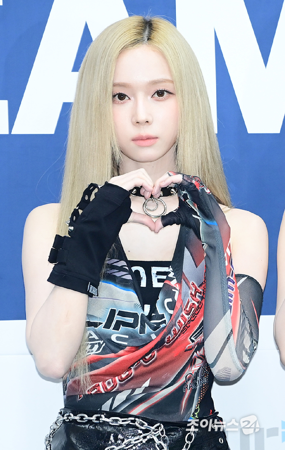 그룹 에스파(aespa) 윈터가 22일 오후 서울 송파구 잠실실내체육관에서 열린 '2024 K-WORLD DREAM AWARDS(2024 케이 월드 드림 어워즈)' 블루 카펫에 참석하고 있다. [사진=정소희 기자]