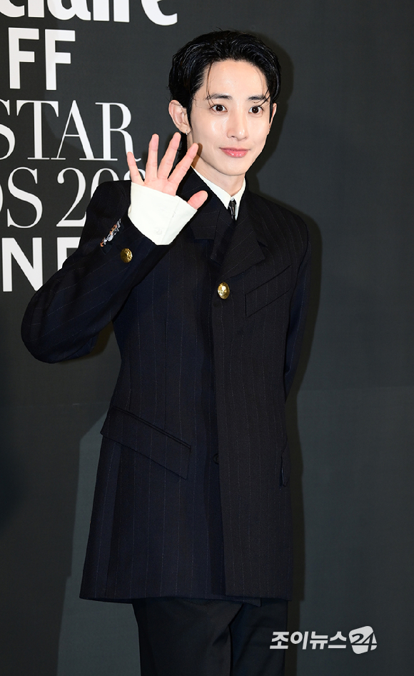 배우 이수혁이 18일 부산 해운대구 중동 파라다이스호텔에서 열린 '2025 마리끌레르 아시아스타어워즈' 포토콜 행사에 참석하고 있다. [사진=정소희 기자]