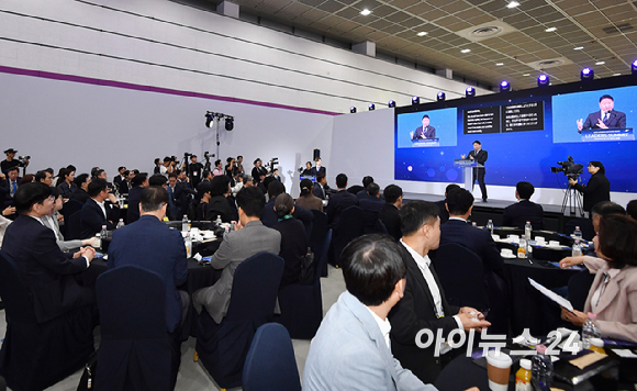 최태원 대한상의 회장이 21일 서울 강남구 코엑스에서 열린 대한민국 사회적가치 페스타 리더스 서밋에서 인사말을 하고 있다. [사진=곽영래 기자]