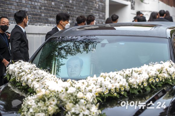 30일 서울 서대문구에 위치한 故 노태우 전 대통령 사저에서 노 전 대통령의 영정이 영결식장으로 이동하고 있다.[사진=사진공동취재단]