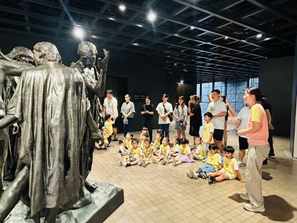 부모와 자녀가 함께 리움미술관을 관람하고 있다. [사진=삼성복지재단]