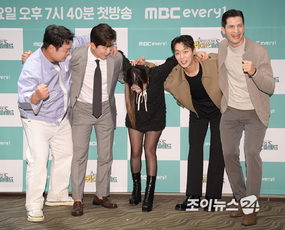 (왼쪽부터)배우 고규태-아나운서 김대호-가수 조현아-윤두준-방송인 알베르토 몬디가 16일 오후 서울 마포구 상암동 스탠포드호텔에서 열린 MBC에브리원 신규 예능 '위대한 가이드' 제작발표회에 참석하고 있다. [사진=정소희 기자]
