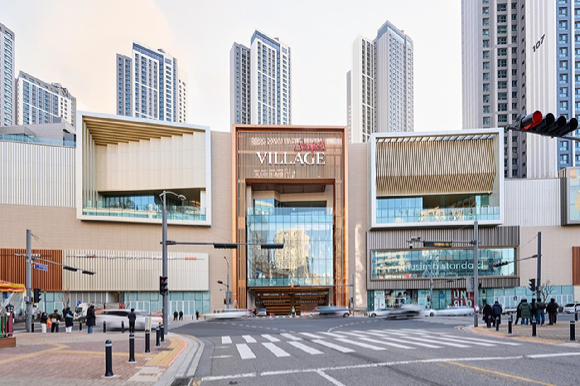 3일 프리 오픈 첫날 찾은 경기도 파주 스타필드 빌리지 운정 내부 전경. 이곳은 신세계프라퍼티가 새롭게 선보이는 지역 밀착형 리테일 공간이다. [사진=진광찬 기자]