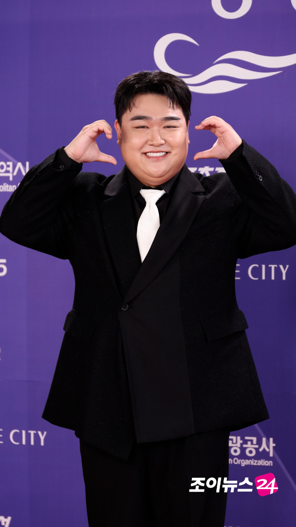 코미디언 김규원이 31일 오후 인천시 영종구 운서동 파라다이스시티에서 열린 제5회 청룡시리즈어워즈 레드카펫 행사에 참석하고 있다. [사진=문수지 기자]