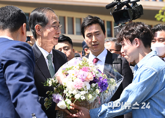 한덕수 전 국무총리가 2일 오전 서울 여의도 국회 소통관에서 출마를 선언한 뒤 지지자로부터 꽃바구니를 받고 있다. [사진=곽영래 기자]