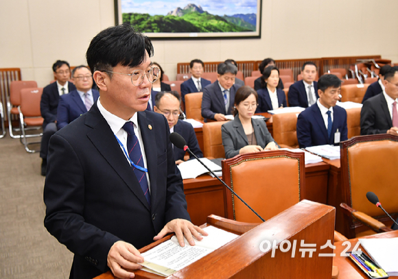 김영훈 고용노동부 장관이 15일 서울 여의도 국회에서 열린 고용노동부에 대한 국회 기후에너지환경고용노동위원회의 국정감사에서 업무보고를 하고 있다. [사진=곽영래 기자]