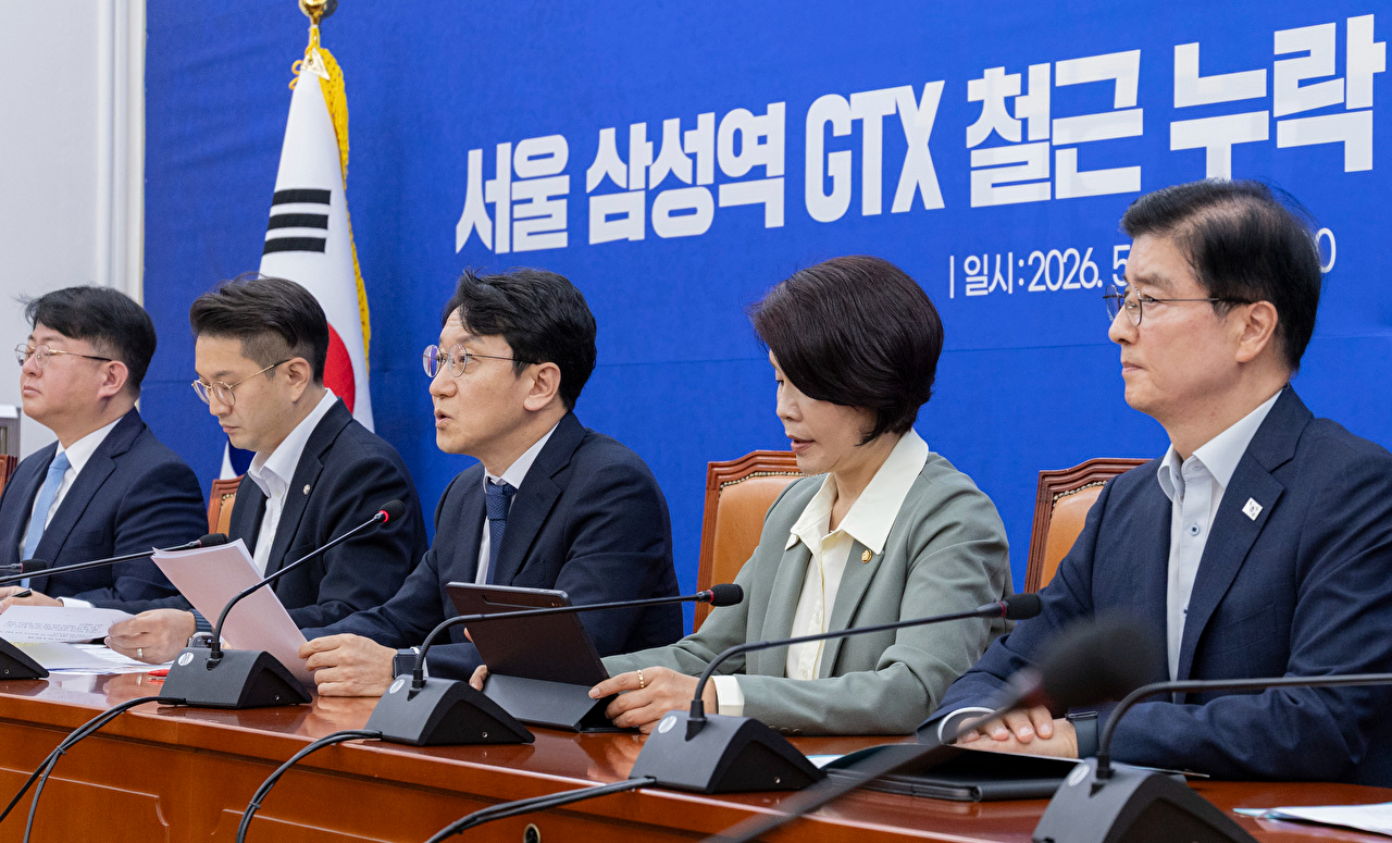 오세훈 국민의힘 서울시장 후보가 22일 서울 광진구 건대입구 롯데백화점 앞에서 지지를 호소를 하고 있다. [사진=곽영래 기자]