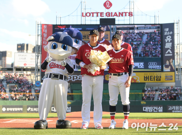 8일 오후 부산 동래구 사직야구장에서 열린 2022 프로야구 LG 트윈스와 롯데 자이언츠의 경기에 앞서 '조선의 4번타자' 이대호의 마지막 은퇴투어 행사가 진행됐다. 롯데 주장 전준우가 이대호에게 꽃다발을 전달하고 있다. [사진=정소희 기자]