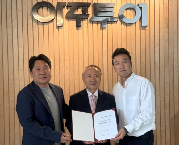 US아주투어가 최근 치맥페스트 주최사인 CHIMAC-FEST LLC와 &lsquo;전략적 협력에 관한 양해각서(MOU)&rsquo;를 체결했다.(왼쪽부터 이주헌 참컴USA 이사, 박평식 US아주투어 대표, 다니엘 링크원 부사장) [사진=US아주투어]