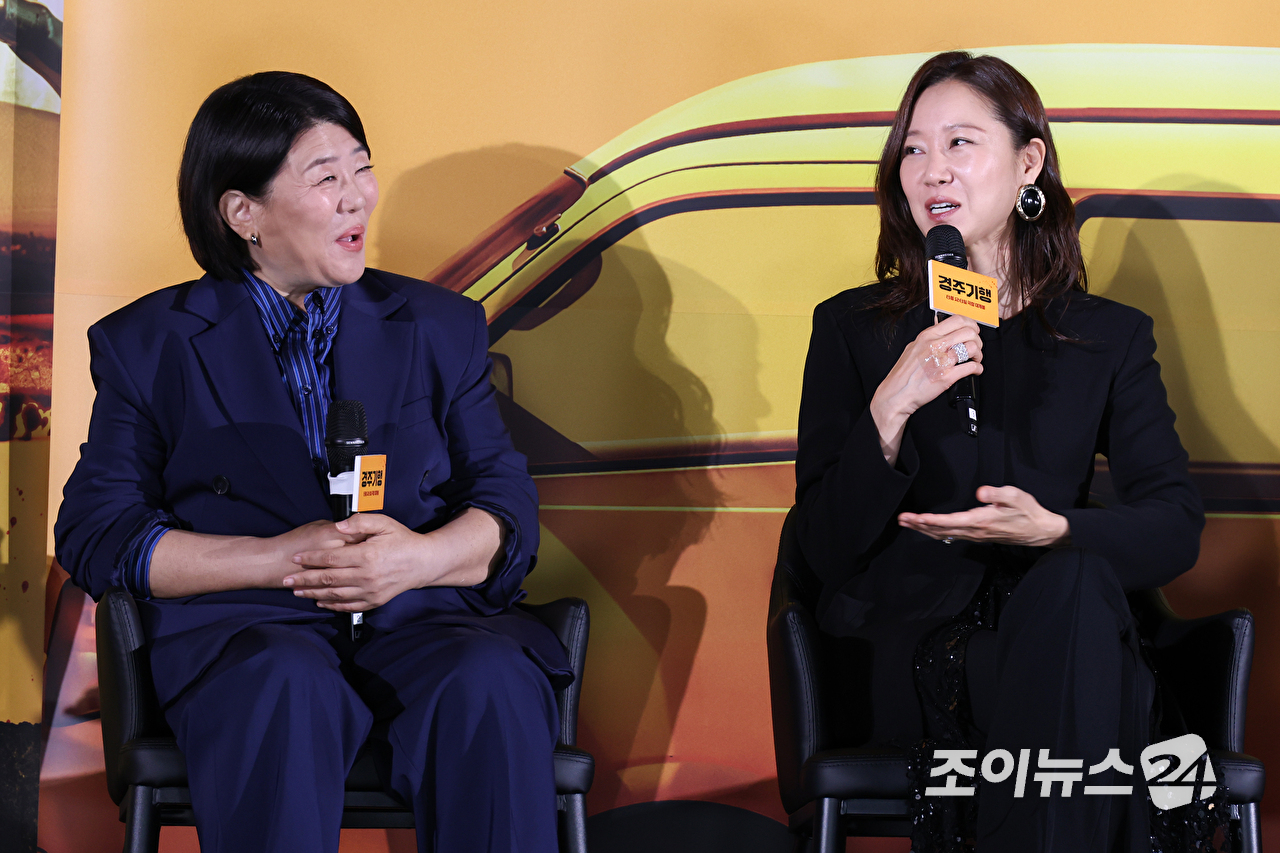 배우 이정은, 공효진이 27일 오전 서울 광진구 자양동 롯데시네마 건대입구점에서 열린 영화 '경주기행'(감독 김미조) 제작보고회에 참석해 소감을 말하고 있다. [사진=문수지 기자]