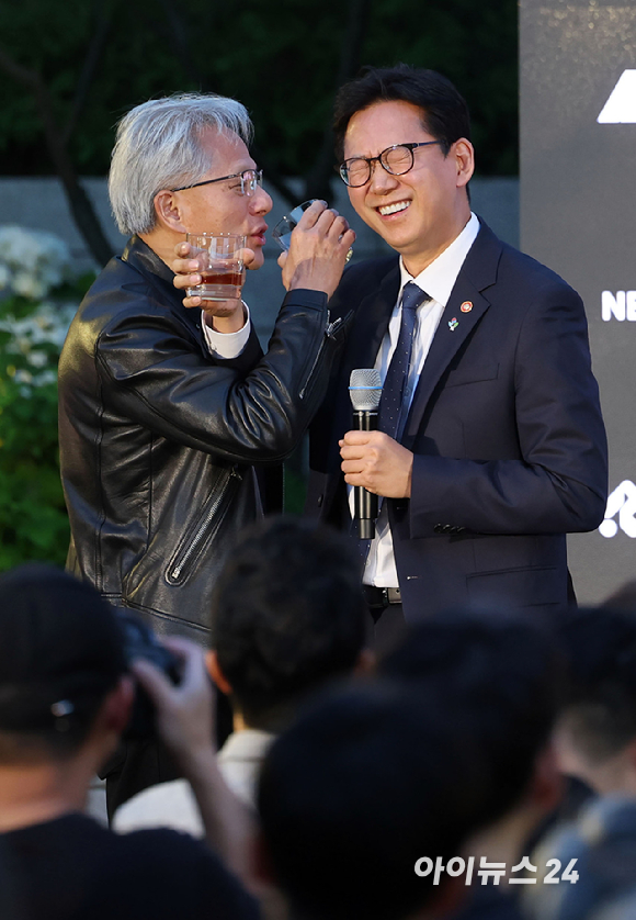 젠슨 황 엔비디아 최고경영자(CEO)가 8일 서울 중구 신라호텔에서 열린 '엔비디아 코리아 AI 에코시스템 리셉션'에서 배경훈 부총리 겸 과학기술정보통신부 장관과 러브샷을 하고 있다. [사진=정소희 기자]