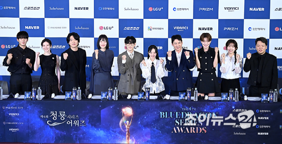 배우 이정하, 고윤정, 안재홍, 금해나, 임시완, 박보영, 개그맨 신동엽, 장도연, 배우 윤가이, 크리에이터 곽준빈이 25일 오전 서울 영등포구 CGV 여의도에서 열린 청룡시리즈어워즈 핸드프린팅 행사에서 포토타임을 갖고 있다. [사진=곽영래 기자]