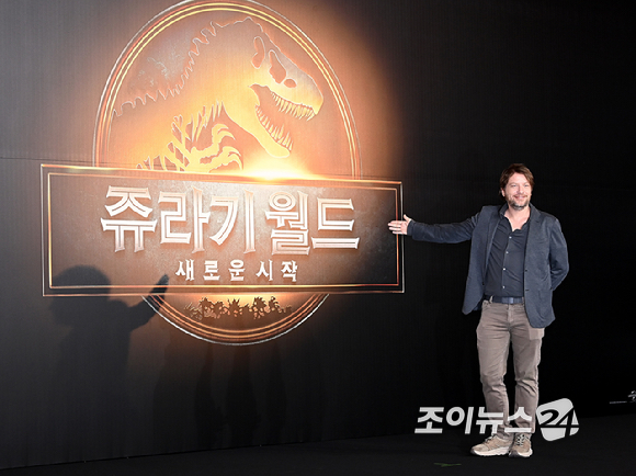 가렛 에드워즈 감독이 1일 오후 서울 종로구 포시즌스 호텔 서울에서 열린 영화 '쥬라기 월드: 새로운 시작' 내한 기자간담회에서 포토타임을 갖고 있다. [사진=곽영래 기자]