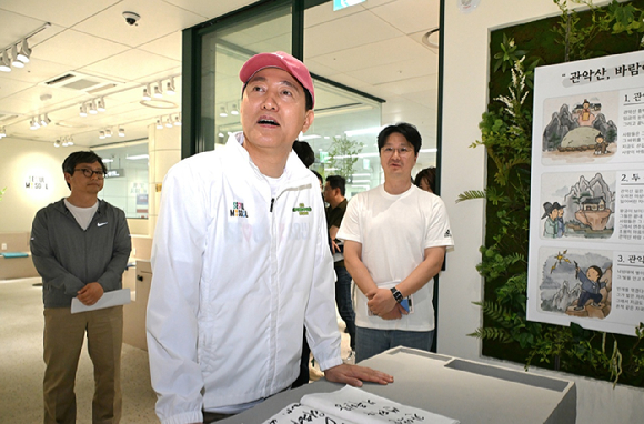 오세훈 서울시장이 19일 서울등산관광센터 관악산점(관악구 신림동)을 찾아 운영 현황을 점검하고 있다. [사진=서울시]