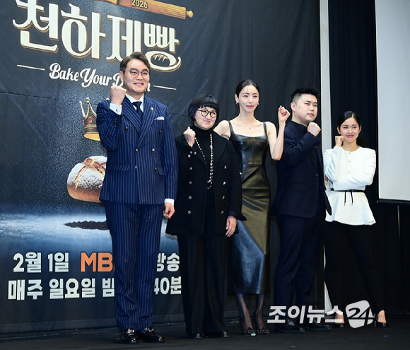 (왼쪽부터)이석원-노희영-이다희(MC)-권성준-미미가 30일 오후 서울 마포구 상암동 스탠포드호텔에서 열린 MBN K-베이커리 서바이벌 '천하제빵' 제작발표회에 참석하고 있다. [사진=정소희 기자]