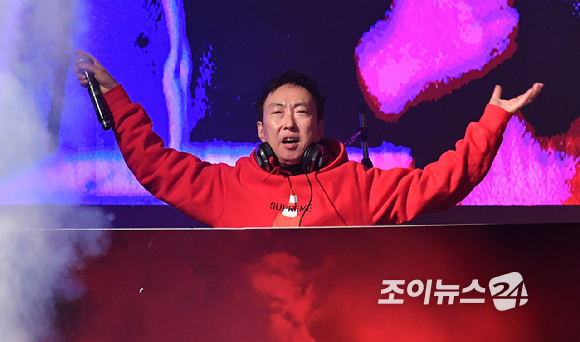 2022 카타르월드컵 16강전 대한민국과 브라질의 경기가 열린 6일 새벽 서울 종로구 광화문 광장에서 방송인 박명수가 디제잉을 하고 있다. [사진=김성진 기자]