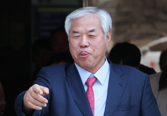 교회 예배 시간에 특정 후보를 지지하는 발언을 하는 등 선거법을 위한 한 혐의로 기소된 전광훈 사랑제일교회 목사가 2심에서 벌금형을 선고받았다. 사진은 헌법재판소가 윤석열 전 대통령의 파면을 선고한 지난 4월 4일 서울 용산구 한남동 대통령 관저 인근에서 열린 탄핵반대 집회에서 전 목사가 발언을 하고 있는 모습. [사진=곽영래 기자]