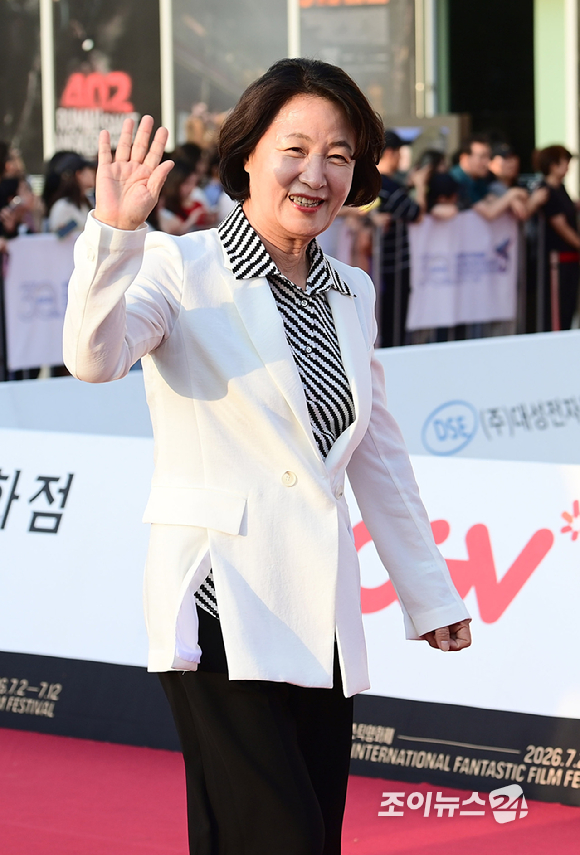 추미애 경기도지사가 2일 경기도 부천시 원미구 부천시청 잔디광장에서 진행된 제30회 부천국제판타스틱영화제(BIFAN) 레드카펫 행사에 참석하고 있다. [사진=정소희 기자]