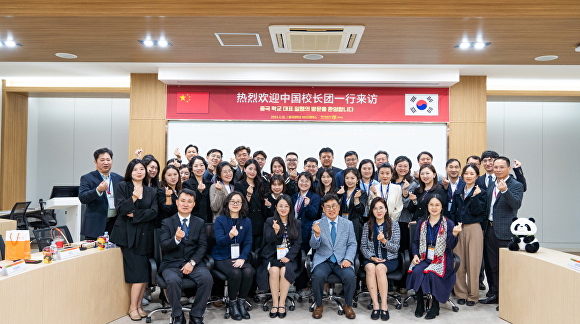 지난 18일 동국대 WISE캠퍼스 중국 고등학교 교장단 내방 국제교류 간담회 참석자들이 기념사진을 찍고 있다. [사진=동국대학교 WISE캠퍼스]